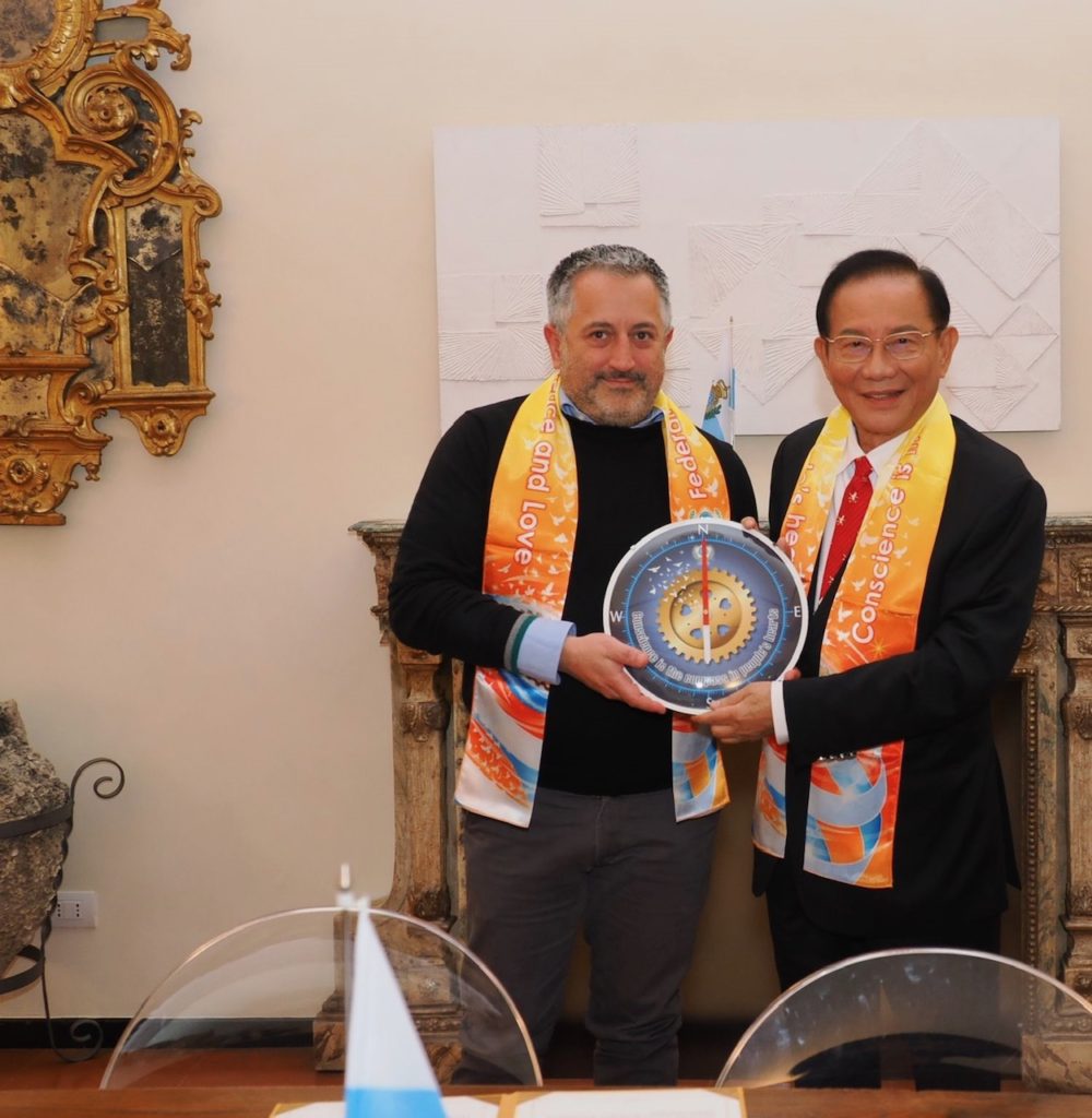 ▲洪博士致贈Andrea Belluzzi部長良心指南針,由部長特助Lazzaro Rossini(左)代表接受。(記者李欣翻攝)