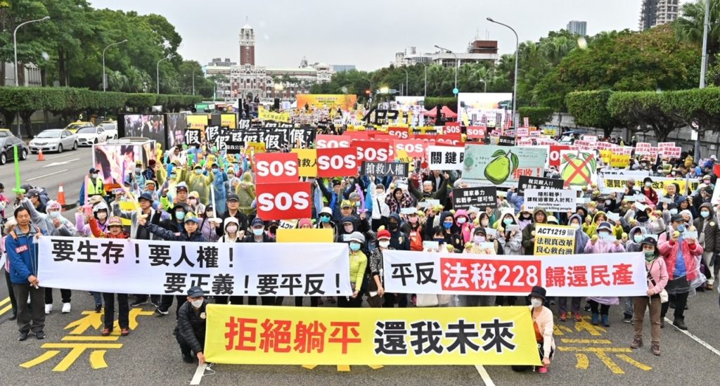 拒絕躺平還我未來大遊行 全台民眾集結凱道吶喊要生存 拒絕躺平還我未來大遊行 全台民眾集結凱道吶喊要生存