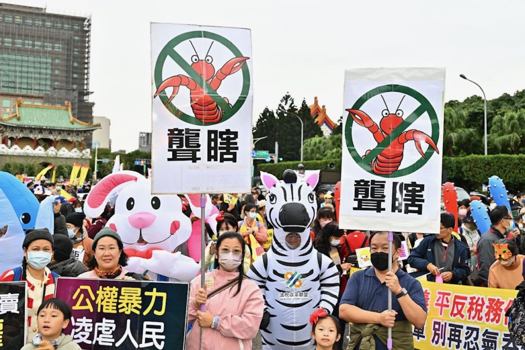 ▲民眾以龍蝦等海陸造型Cosplay,抗議政府既聾又瞎。(記者晨曦翻攝)