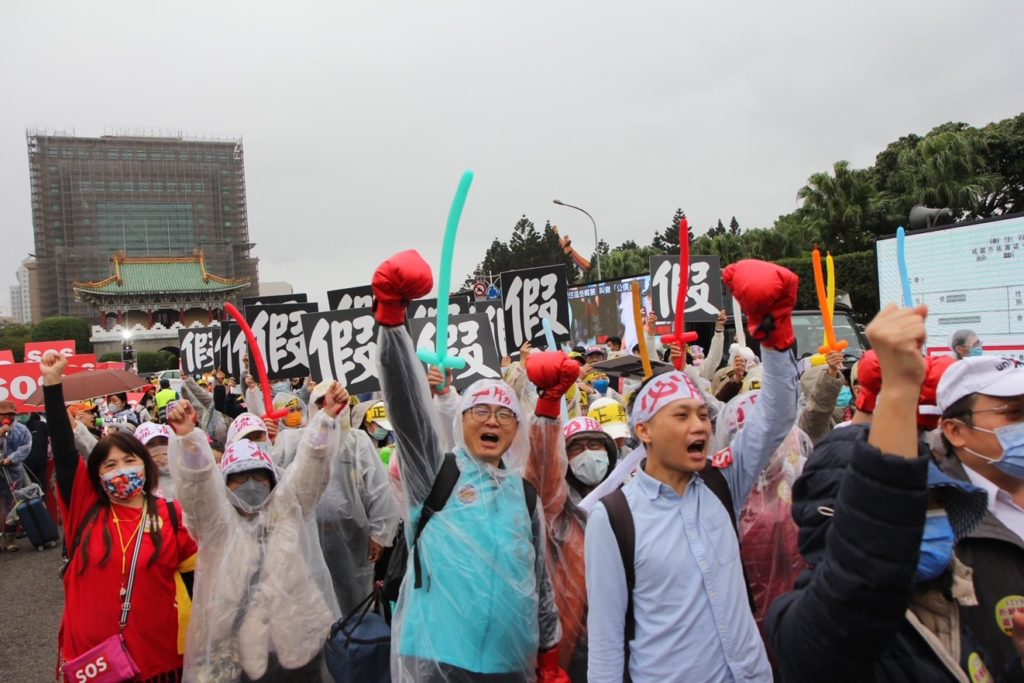 ▲民眾手帶拳擊手套，打假求真，要求平反太極門假案。（記者晨曦翻攝）