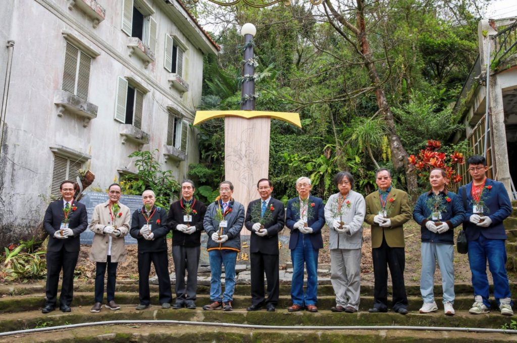 ▲貴賓手持樹苗,期許以守護山林、永續發展的精神,凝聚正義的力量,重建家園。(記者晨曦翻攝)