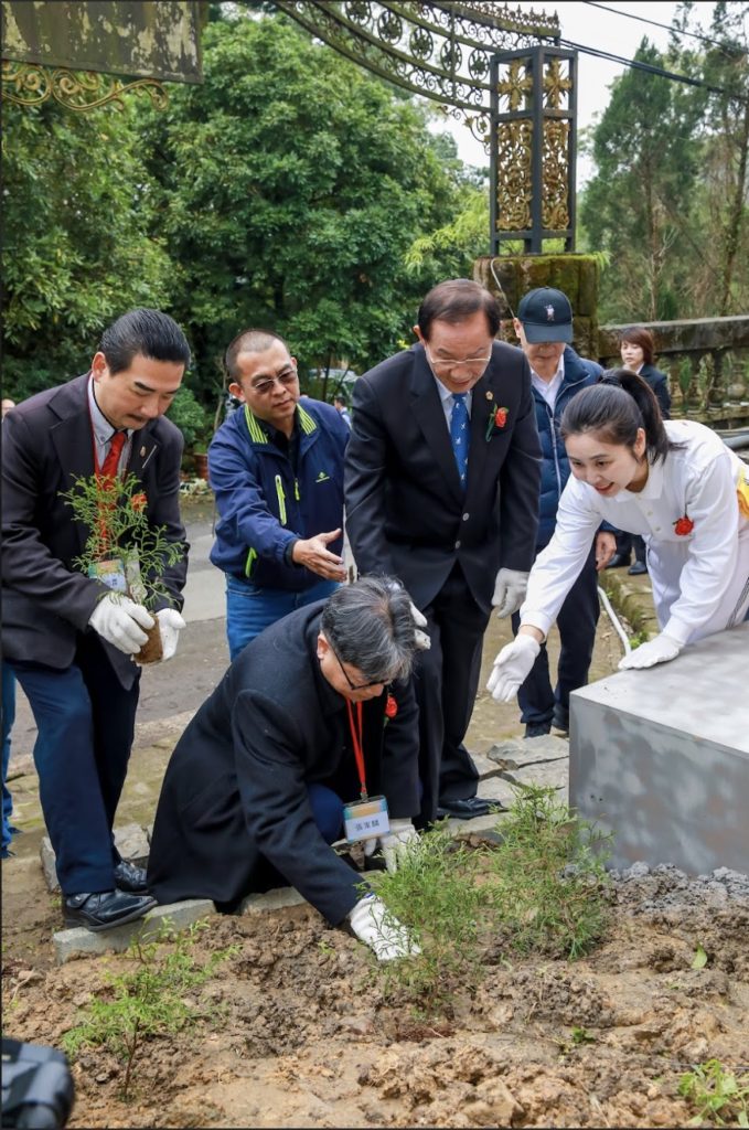 ▲貴賓種下台灣原生種植物,松柏長青象徵「重生與希望」,期許這片土地獲得新生。(記者晨曦翻攝)