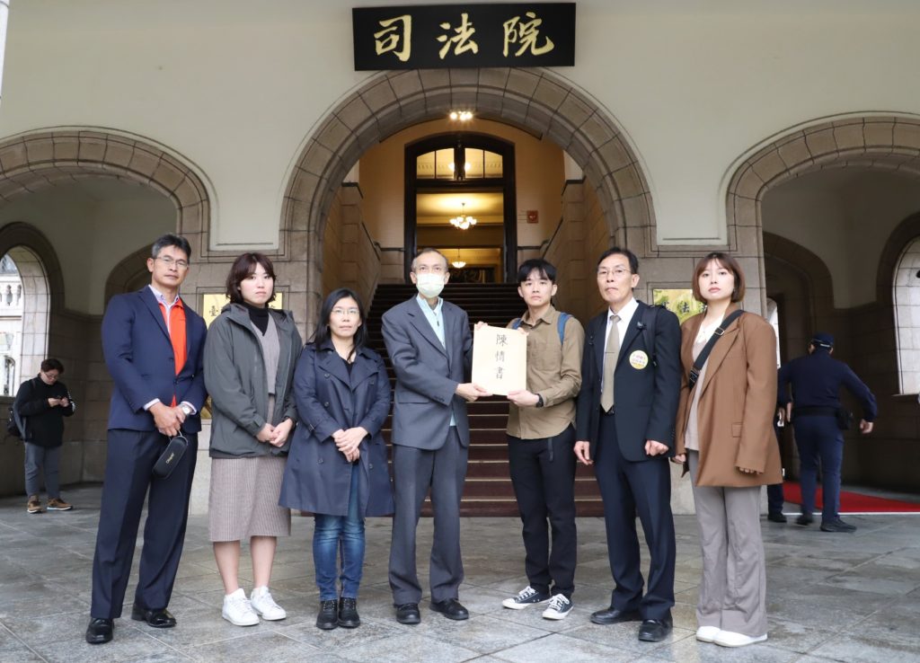 ▲太極門弟子代表到司法院遞交陳情書及相關資料,由行政訴訟及懲戒廳林專門委員(中)代表接受轉達。(記者晨曦翻攝)
