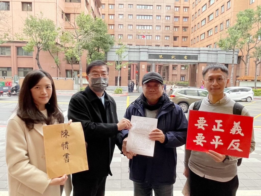 ▲太極門弟子向考試院陳情,接受陳情的白主任(左二)表示,會在內部提出要加強人權觀念。(記者晨曦翻攝)