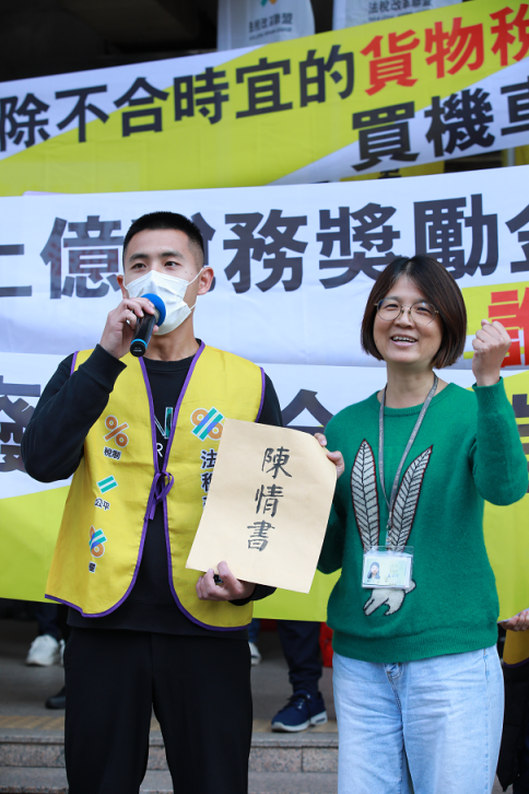 ▲許多立委派代表到現場接受陳情,民眾黨賴香伶立委也派辦公室劉主任,到場接受陳情並表達關心。(記者晨曦翻攝)
