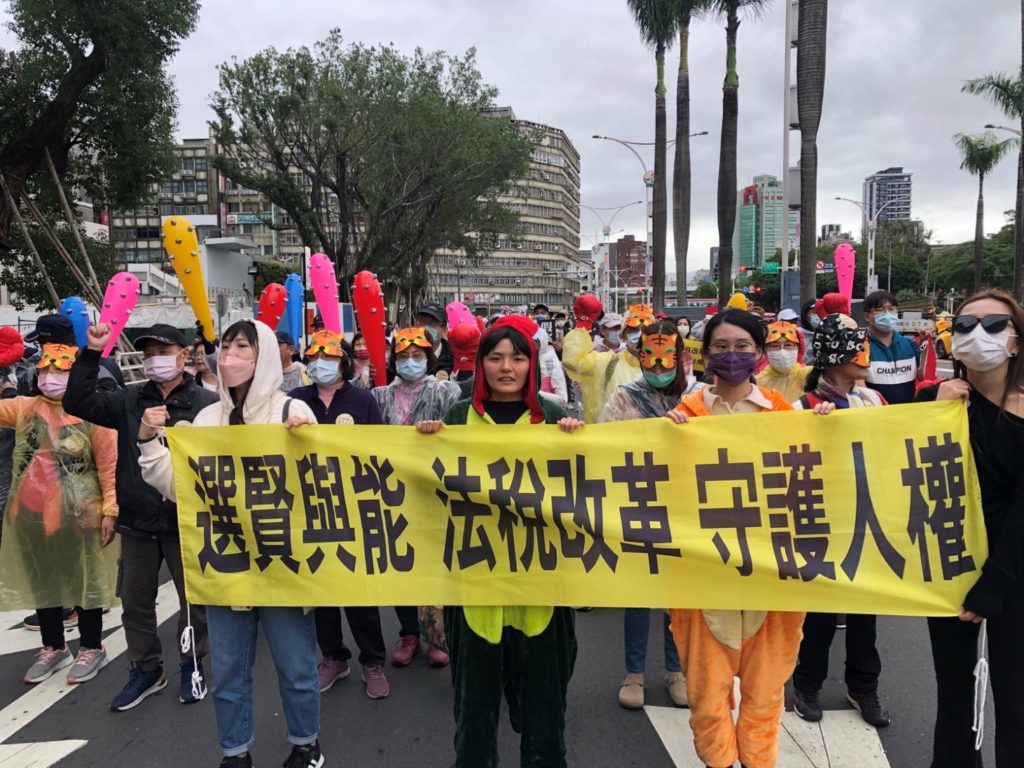拒絕躺平!民眾為生存上凱道打擊稅暴力 拒絕躺平!民眾為生存上凱道打擊稅暴力