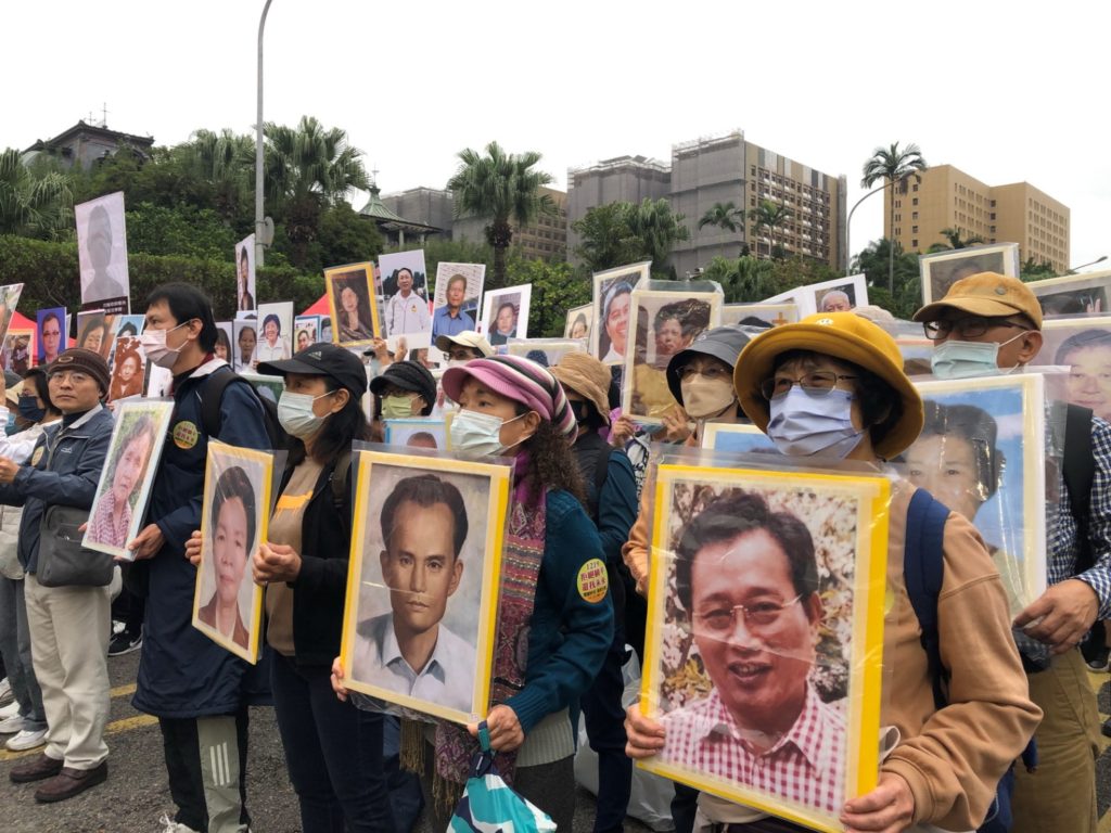 ▲受害者帶已過世家人照片上凱道,希望政府早日解決冤案。(記者晨曦翻攝)
