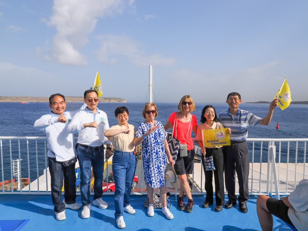 :▲前往戈佐島(Gozo)的渡船上兩位英國遊客主動受訪並連署後與親訪團合影。(記者李欣翻攝)