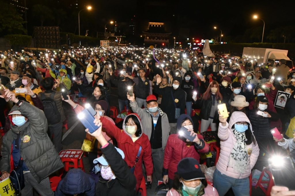 ▲晚上〈關鍵時刻 搶救台灣〉凱道之夜,呼籲人民要覺醒。(記者晨曦翻攝)