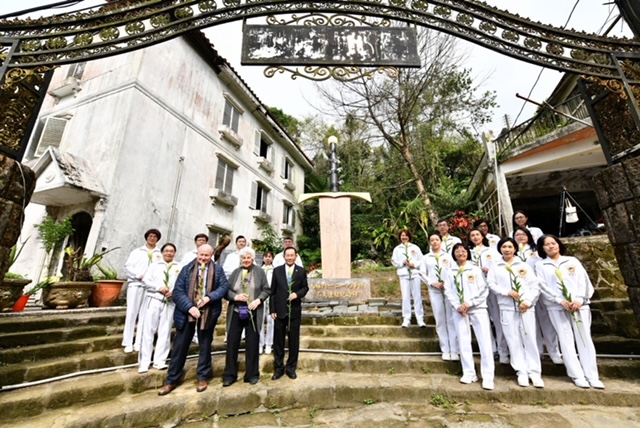 ▲艾琳‧巴克(前排左二)、馬西莫‧英特羅維吉(前排左一)參訪位於台北汐止的「太極門一二一九事件不義遺址──瑞士山莊」。(記者晨曦翻攝)