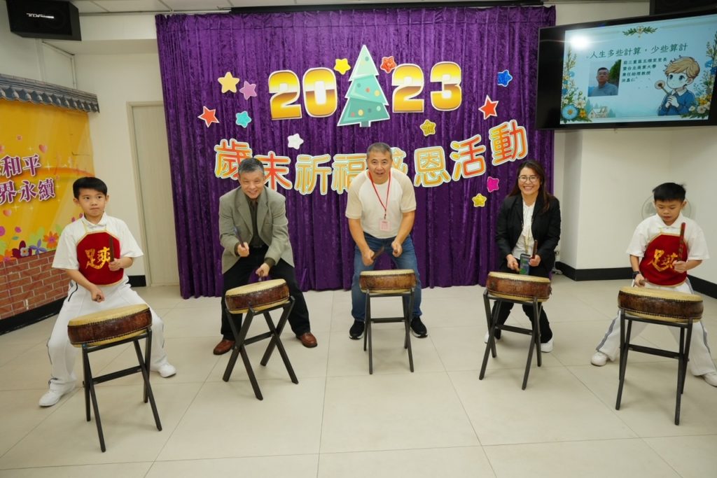 ▲大安區臨江里里長劉勇雄(中)祝福大家新年龍年行大運。(記者李欣翻攝)