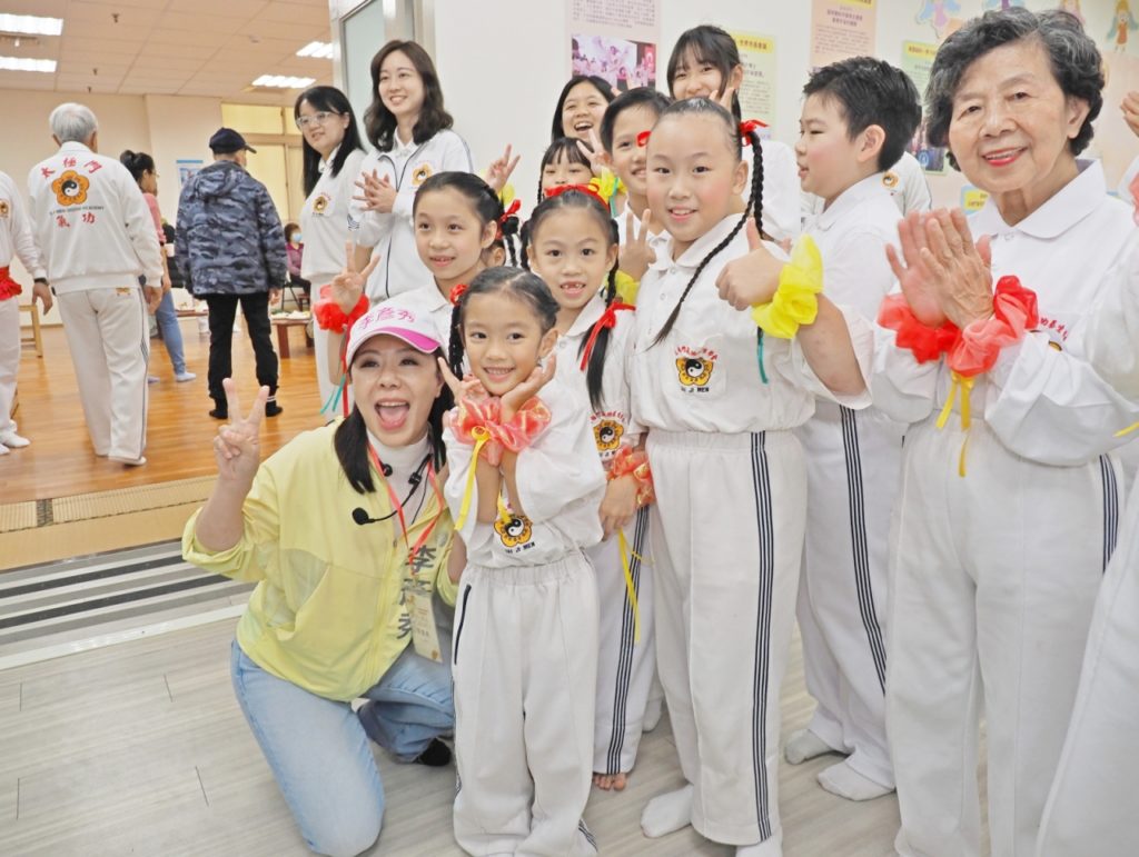 ▲臺北市議員李彥秀出席茶會,感謝太極門多年來將良心運動推動到全世界。並在小師兄姊的真誠擁抱中,感受到滿滿的正向能量、祝福與溫暖。(記者李欣翻攝)