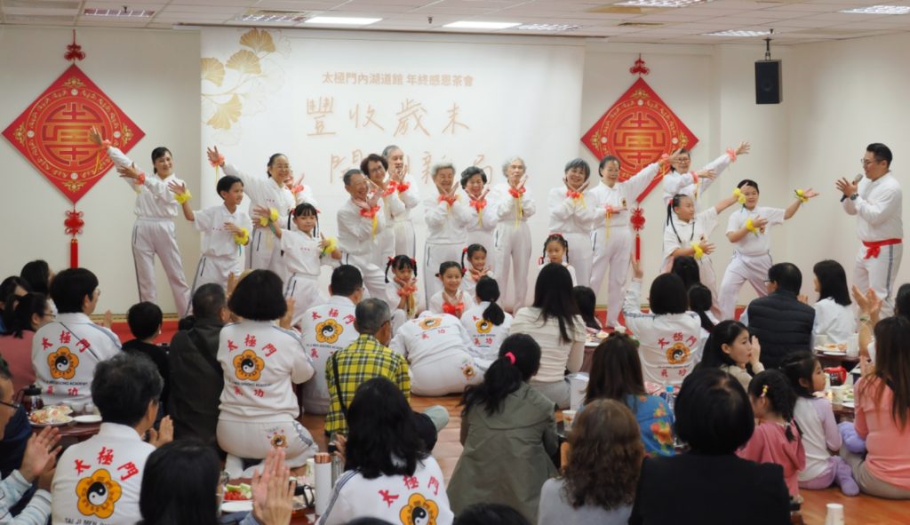 ▲太極門的大小寶貝們,以輕快的舞步帶領來賓一起「心花開」。(記者李欣翻攝)