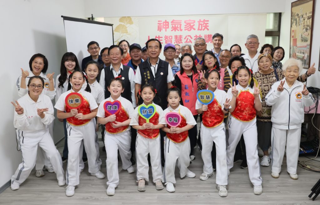 ▲太極門新設宜蘭研修室,在地鄉親與師兄姊合影,一起歡喜入「心」厝。(記者李欣翻攝)