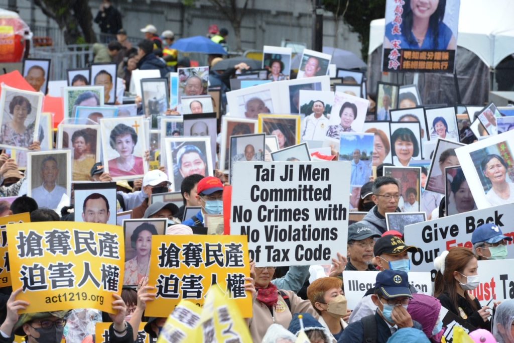 寒風中的抗議與思念 用選票支持法稅改革 寒風中的抗議與思念 用選票支持法稅改革