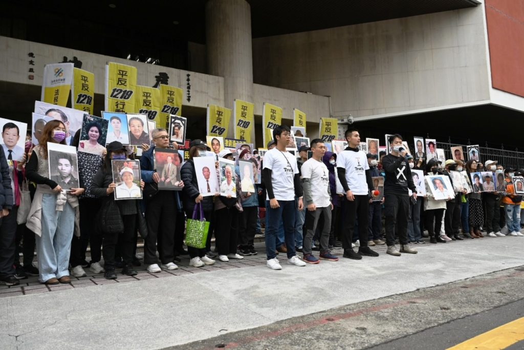 ▲受難者家屬手捧遺照來到國會殿堂,企盼立法委員真正反映民意,為民喉舌。(記者晨曦翻攝)