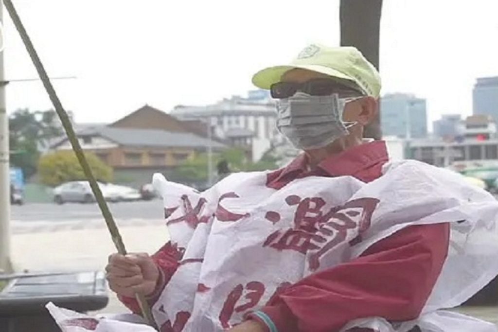 ▲培潮2020年去世前，仍堅持在街頭為賦稅人權陳情發聲。（記者晨曦翻攝）