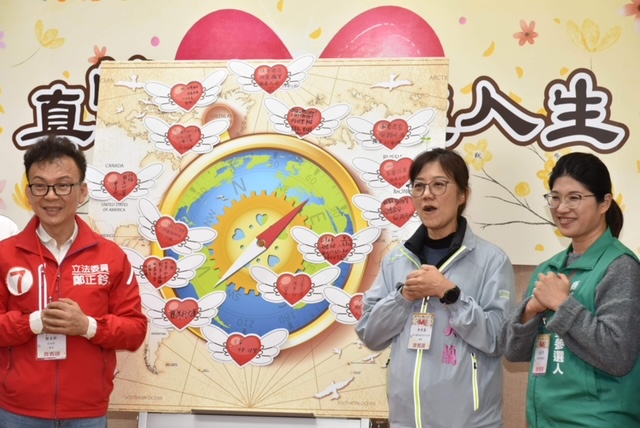▲貴賓把心願卡貼在「良心指南針」牆紙上,期許民代皆能本著良心為人民服務。(記者李欣翻攝)