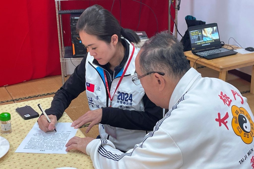 ▲立委候選人洪佳君為勇於維護法治精神、為民喉舌,盡力達成平反任務,彰顯正義聯署。(記者晨曦翻攝)