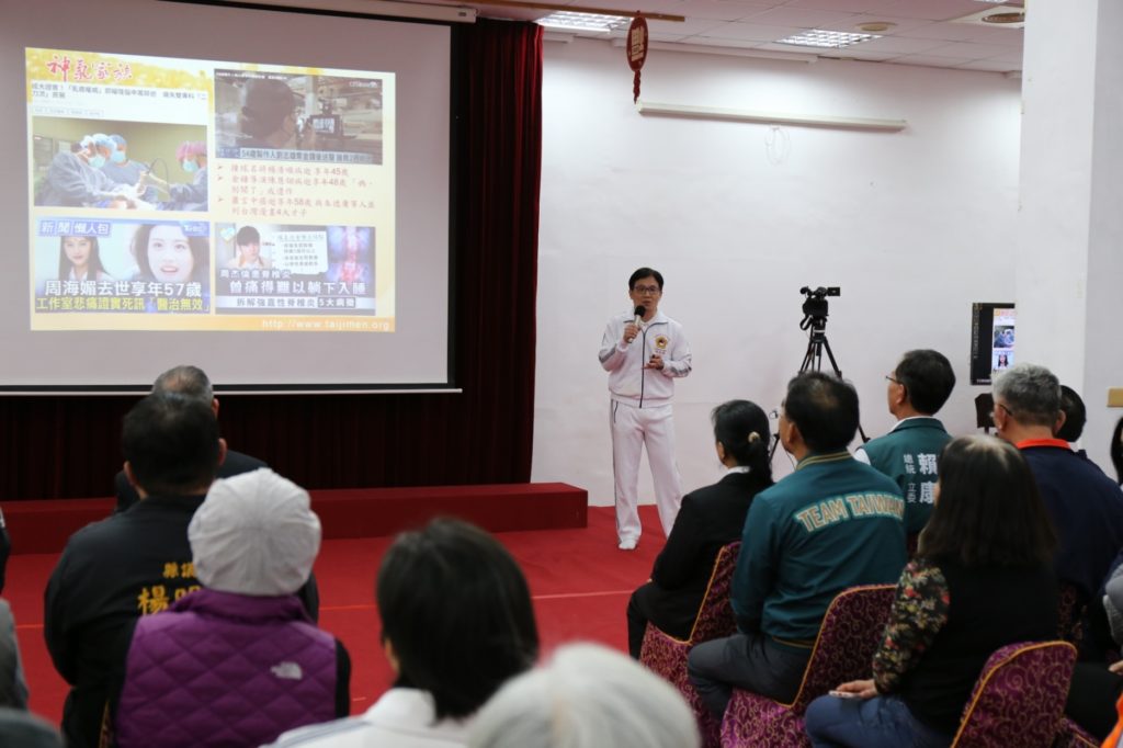 ▲林志恭醫師分享專題講座「氣足心花開 幸福DIY」。(記者李欣翻攝)