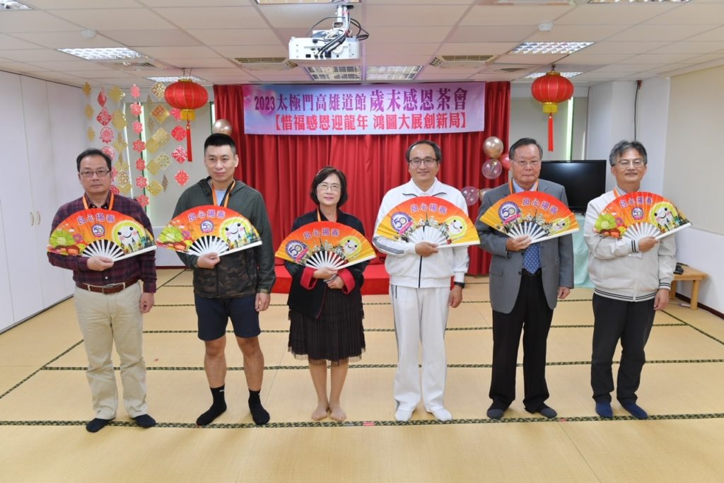 ▲焦點儀式,邀請貴賓上台開扇,象徵「良心揚善 天下太平」。(記者李欣翻攝)