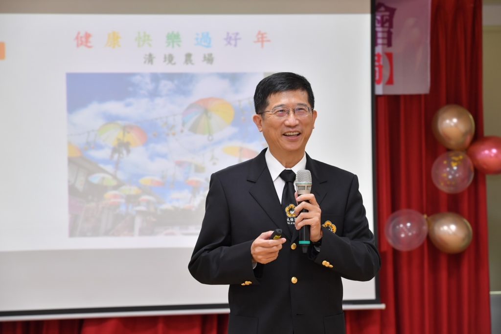 ▲高雄市醫師公會副秘書長許軒豪醫師帶領現場來賓一起健康快樂遊台灣。(記者李欣翻攝)