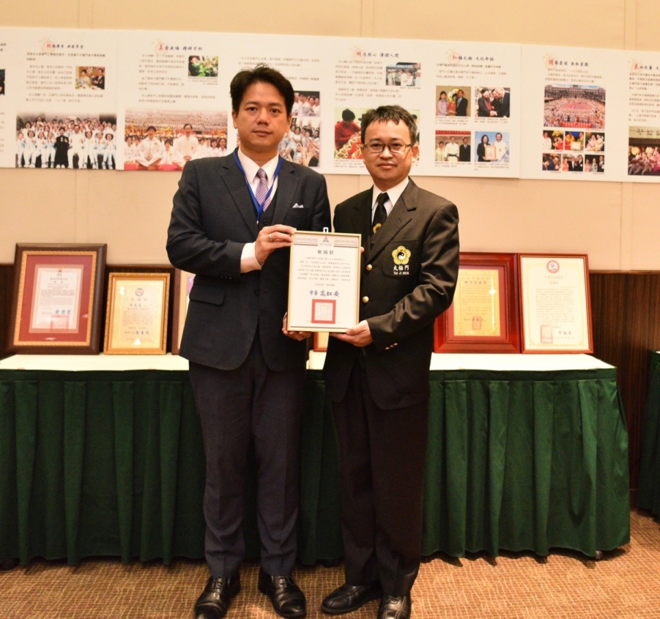 ▲新竹市副市長邱臣遠代表市長高虹安致贈褒揚狀,表彰太極門掌門人夫人游美容女士奉獻一生,推動愛與良心和平文化。(記者李欣翻攝)