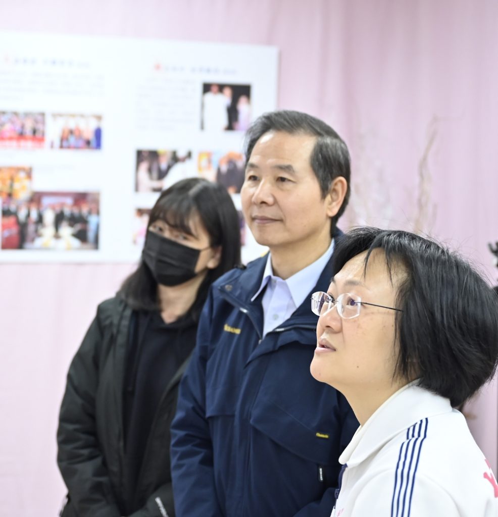▲新竹市議員陳啟源親自蒞臨新竹道館追思致意。(記者李欣翻攝)