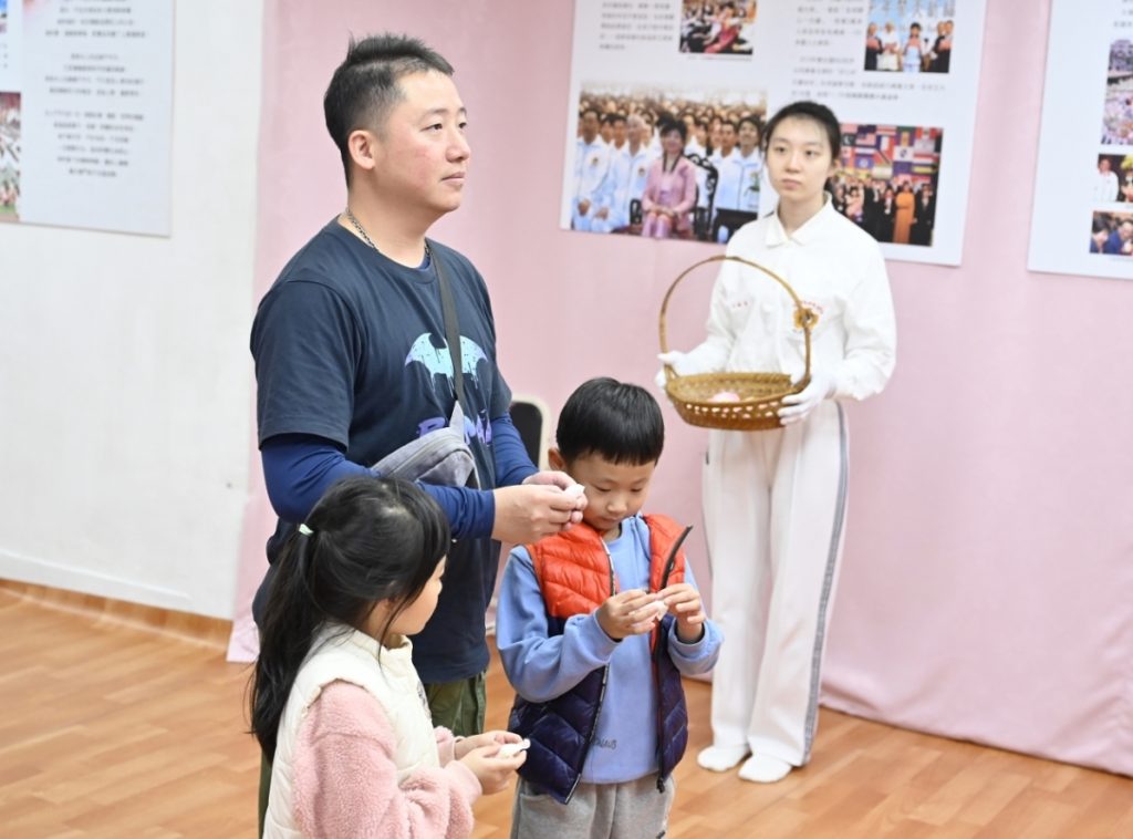 ▲太極門的弟子們感念師母的慈愛,從世界各地返回道館參與追思。
(記者李欣翻攝)