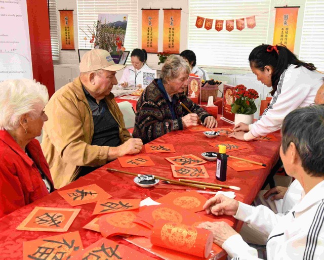 ▲活動現場還有傳統的新年民俗活動,包括寫春聯。(記者李欣翻攝)