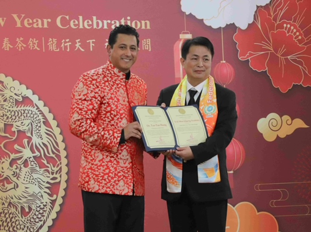 ▲加州財政部部長Fiona Ma的代表George Herrera頒贈表揚狀給太極門以及掌門人洪道子博士。(記者李欣翻攝)