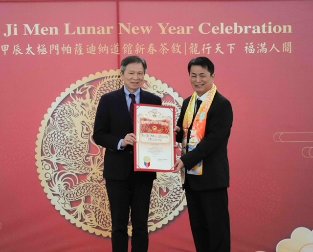洛杉磯縣縣政委員Kathryn Barger的代表Jimmy Wu致贈表揚狀給太極門。(記者李欣翻攝)