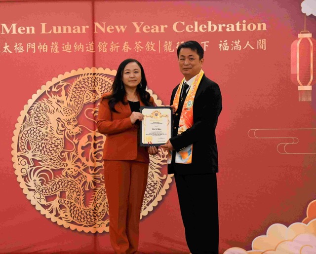 ▲:Arcadia市市議員 Eileen Wang致贈表揚狀給太極門,並祝福大家擁有健康快樂與財富。(記者李欣翻攝)