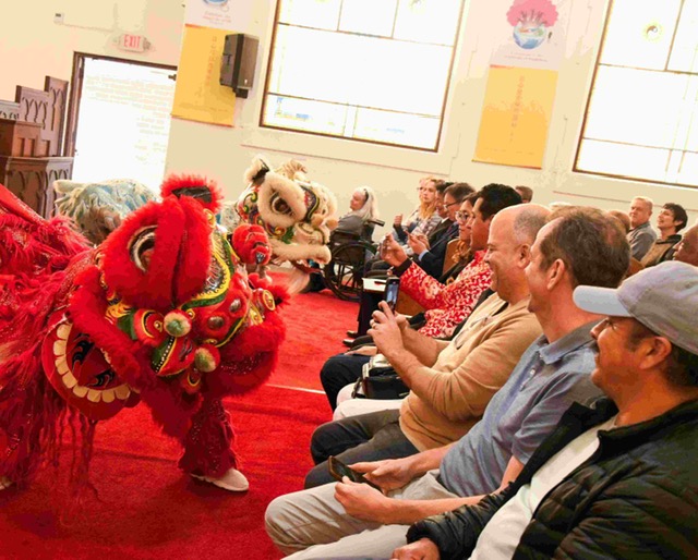 ▲祥獅與來賓互動,祝福大家新年平安健康快樂。(記者李欣翻攝)
