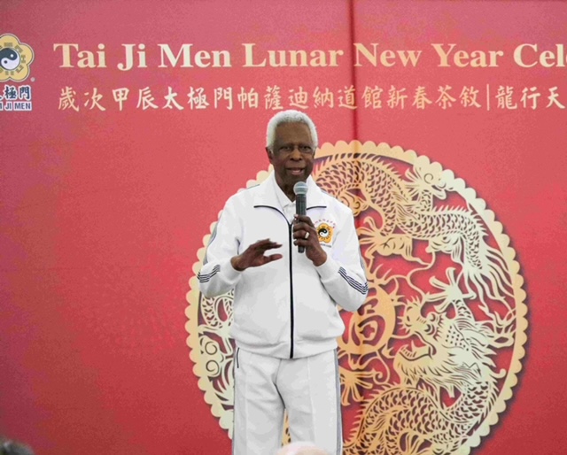 ▲太極門弟子William “Mickey” Stevenson是知名的音樂製作人,分享練太極門氣功對他的幫助。(記者李欣翻攝)