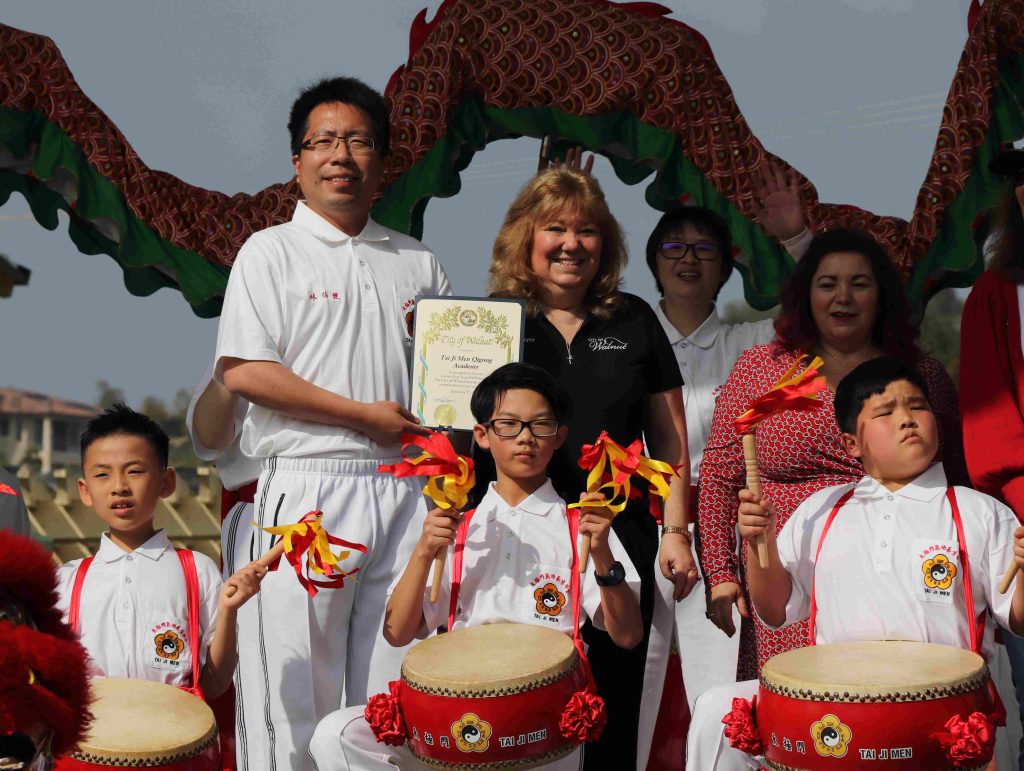 ▲核桃市市長Nancy Tragarz特別頒發表揚狀給太極門,感謝太極門帶來精彩的展演與對社區的貢獻。(記者李欣翻攝)