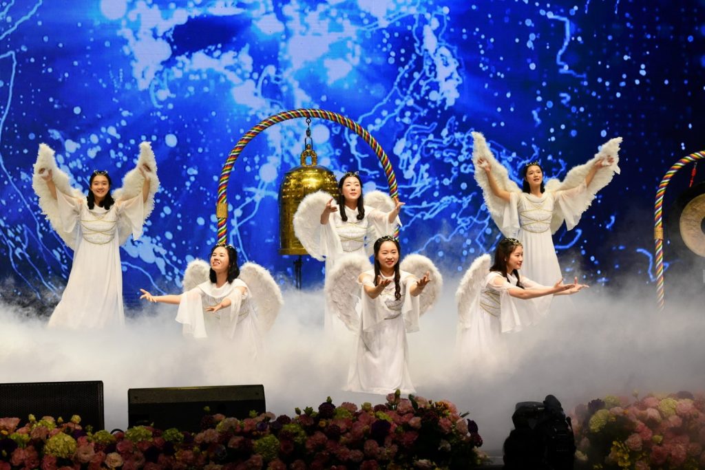 ▲透過天使演唱《和平祝禱歌》,歌聲引導眾人沉靜心靈。(記者李欣翻攝)