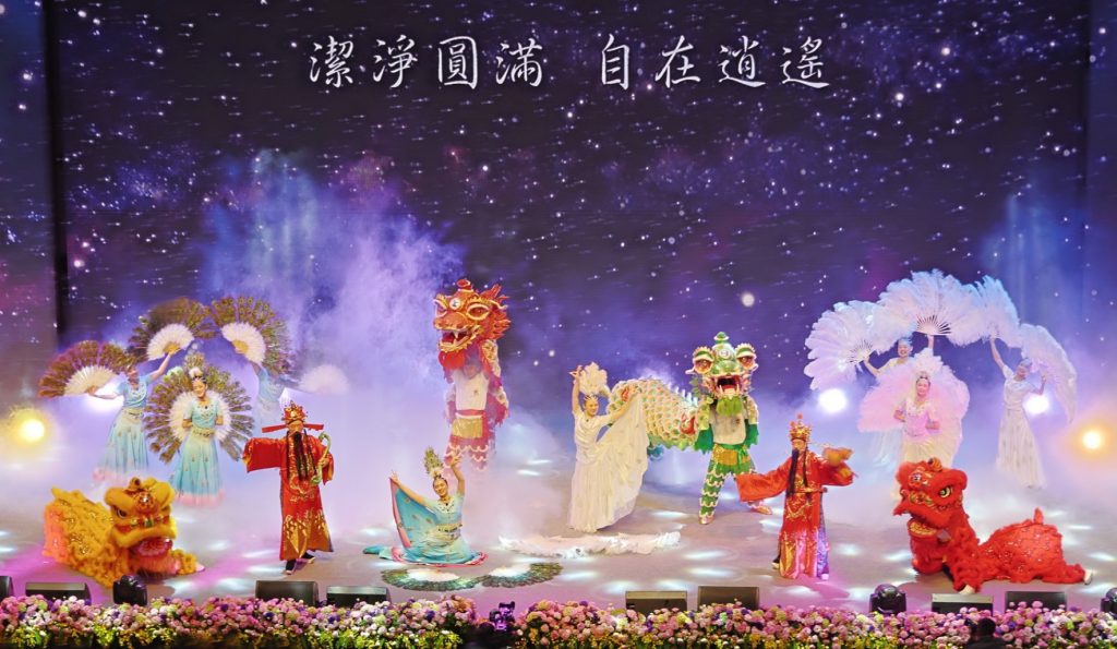 ▲充滿感恩、懷念與祝福的祈福活動。(記者李欣翻攝)