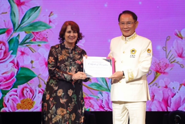 ▲厄瓜多前總統Rosalía Arteaga Serrano頒發褒揚狀給太極門掌門人夫人游美容女士並表示,掌門人洪博士及夫人是教育家,他們正在教導年輕人努力將愛與和平傳遍世界各地。(記者李欣翻攝)