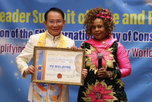 ▲國際文化大使兼Miss Caricom基金會創始人Monica Sanchez博士,代表演員丹尼·葛洛佛,頒發夢想之力獎給洪道子博士,表彰他已故的夫人游美容女士倡導良心教育。(記者李欣翻攝)