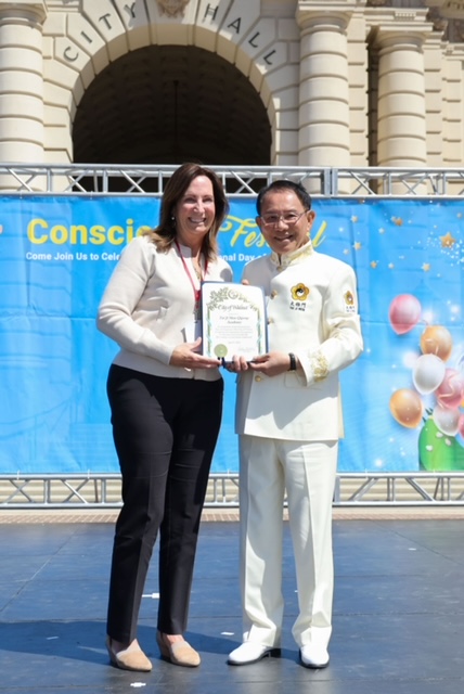 ▲核桃市副市長Linda Freedman頒發表揚狀,表彰太極門及世界之愛和平總會推動國際良心日的貢獻。(美聯社提供) (記者李欣翻攝)