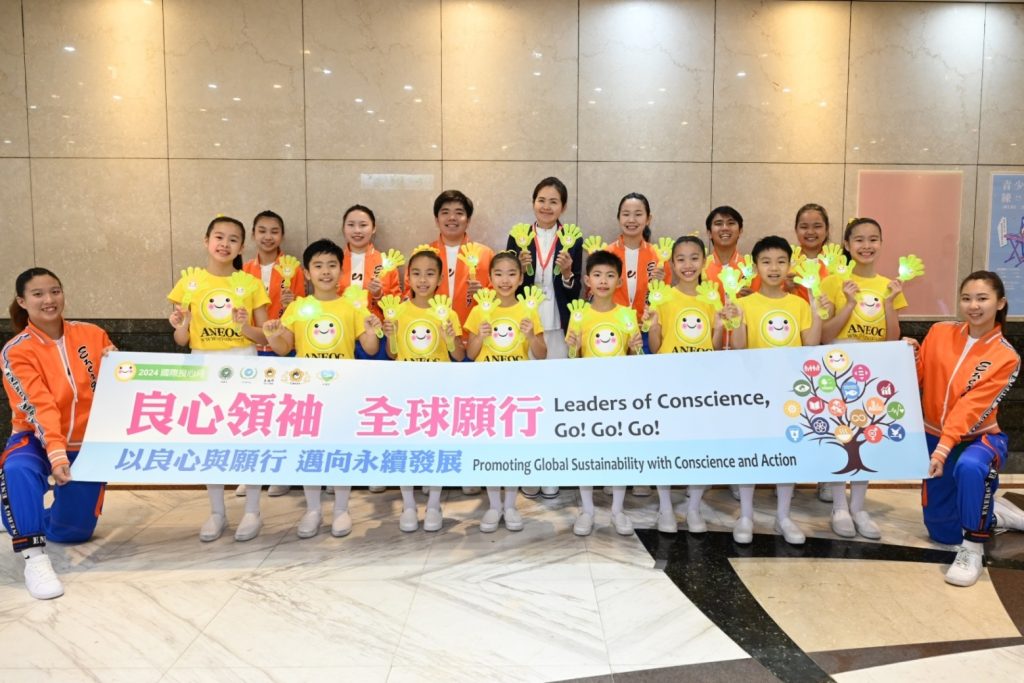 ▲洪佳君與Energy Boys and Energy Girls、良心小天使合照,揮動手中LED良心拍拍手。(記者李欣翻攝)