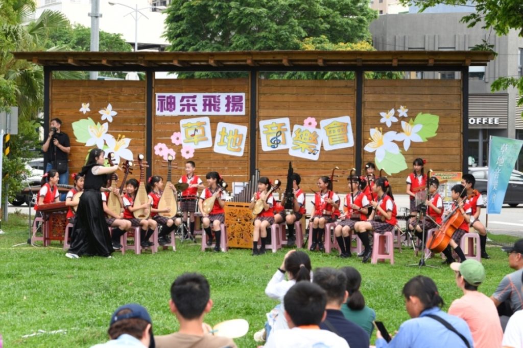 ▲六家國小國樂縣賽團現場演奏《彩龍船》,樂曲熱烈歡騰,今年也以此曲榮獲新竹縣第一名,代表新竹縣參加全國賽獲得優等佳績!(記者李欣翻攝)