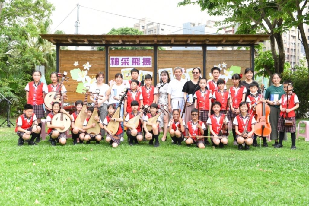 ▲太極門氣功養生學會新竹道館準備《活出心中的太極》一書,贈與六家國小帶隊的老師們,感謝他們今天帶來精采的演出。(記者李欣翻攝)