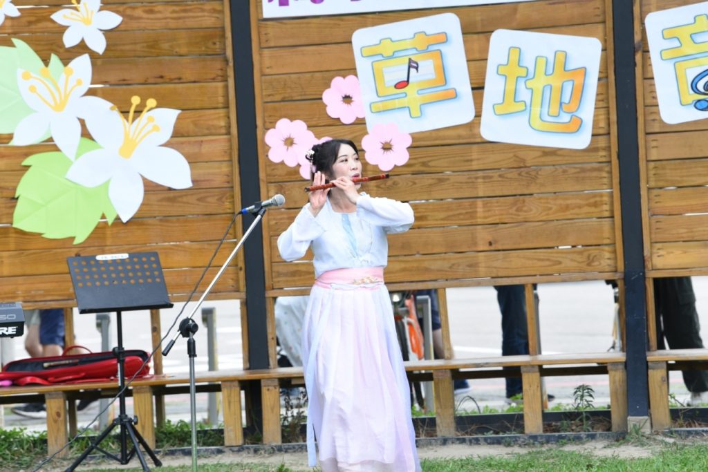▲太極門弟子林瑋茜有無數次的國際演奏經驗,以竹笛演奏人人耳熟能詳的《陽明春曉》,輕快優雅的樂音,如飛鳥穿梭於林間。(記者李欣翻攝)