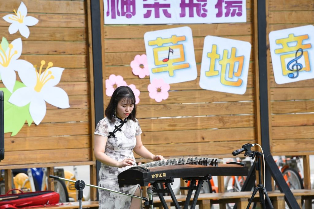 ▲竹科工程師張予勵同時也是街頭藝人,用吉他彈奏《奉獻》、《明天會更好》。張予勵分享,進入太極門練功學會愛自己及溝通,讓工作及家庭更加順心。(記者李欣翻攝)
