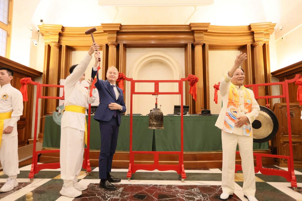 義大利執政黨副主席Lucio Malan參議員鳴響世界之愛和平鐘 義大利執政黨副主席Lucio Malan參議員鳴響世界之愛和平鐘