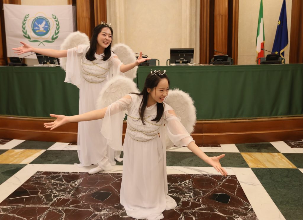 ▲親訪團成員在羅馬參議院內展演,以天使演繹《天堂的孩子》歌曲,為世人祝禱。(記者李欣翻攝)