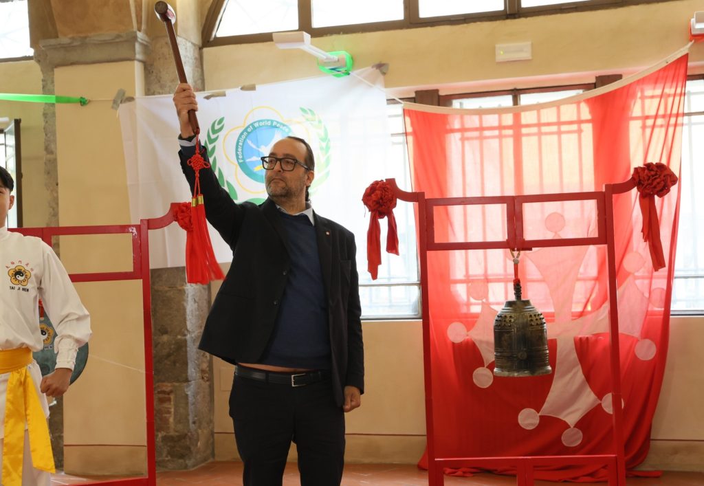 文化局局長菲利波.貝迪尼博士 (Dr. Filippo Bedini)鳴響世界之愛和平鐘,他認為正義才能帶來和平。(記者李欣翻攝)