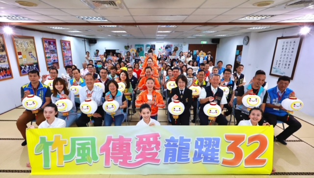 ▲現場嘉賓手持良心燈籠,期許人人以良心為本,共創社會和諧。(記者李欣翻攝)